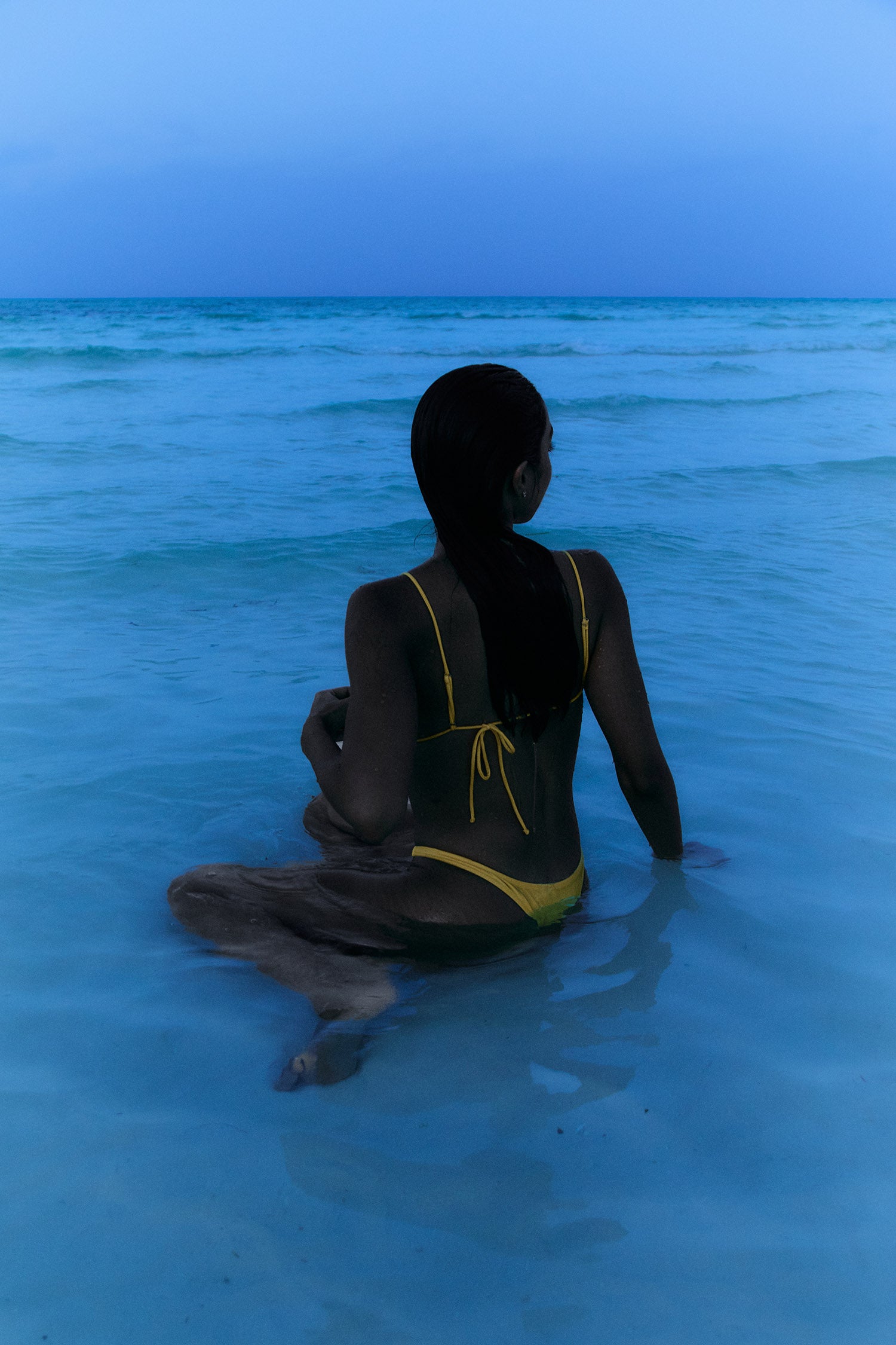 bikini à la plage jaune