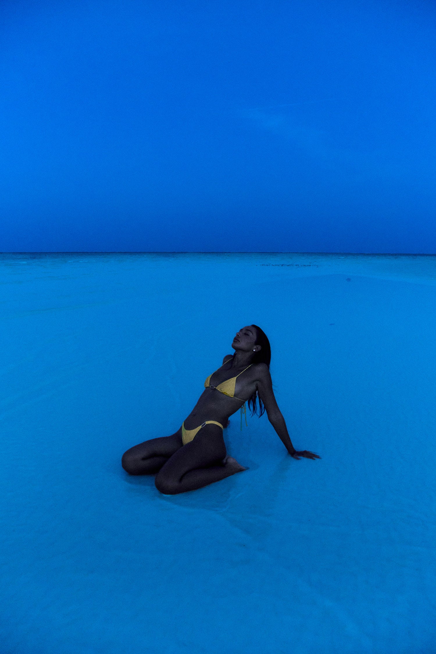 bikini à la plage jaune