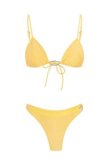 bikini à la plage jaune