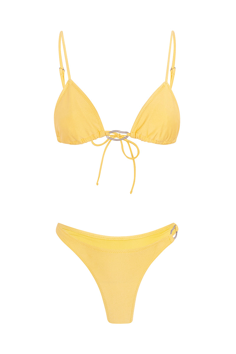 bikini à la plage jaune