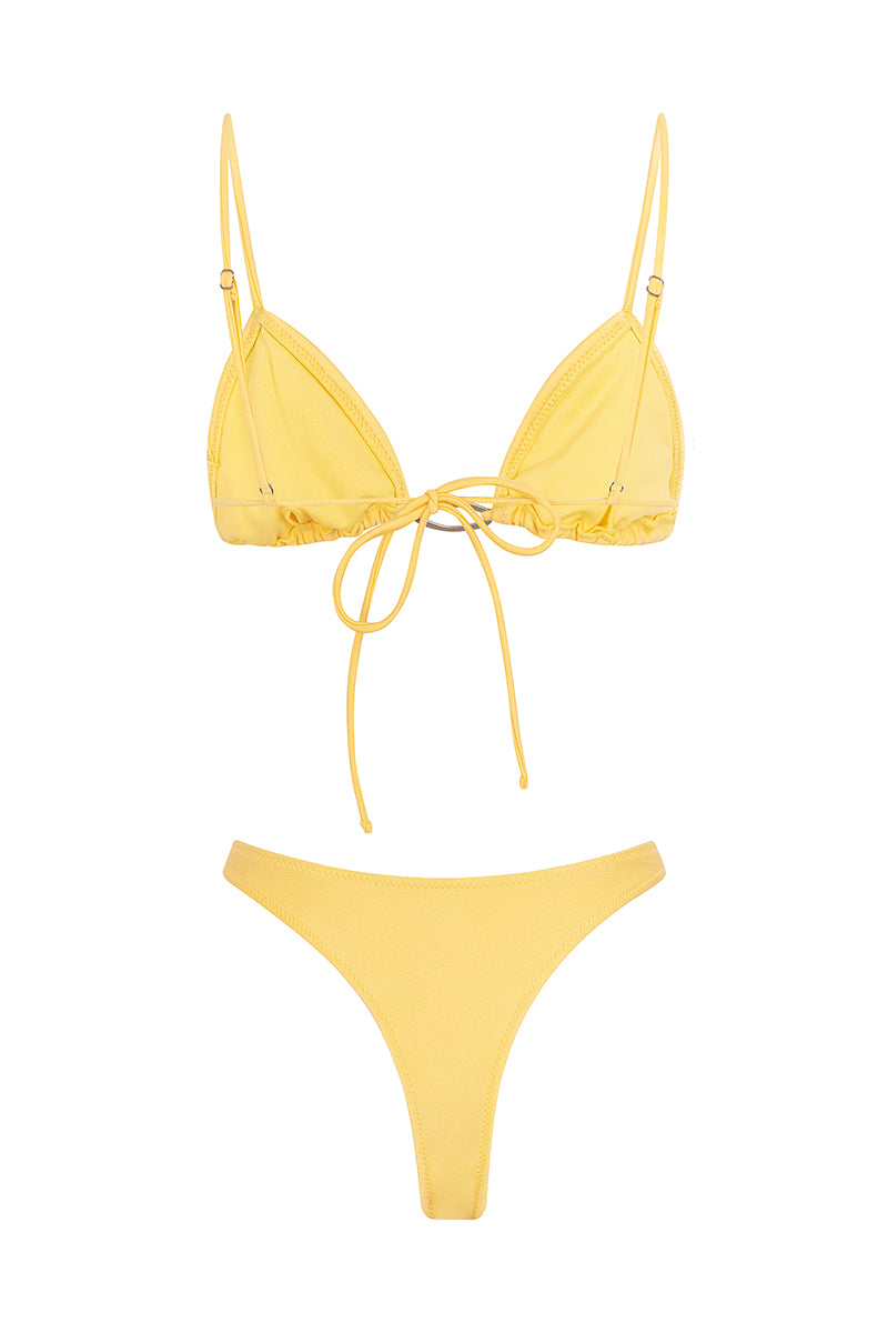 bikini à la plage jaune